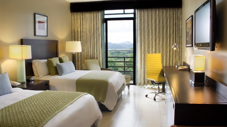 Cuentan con: Aire Acondicionado, TV, Tel&eacute;fono, Cafetera, Caja de Seguridad, Terraza, Compartimiento para equipaje.