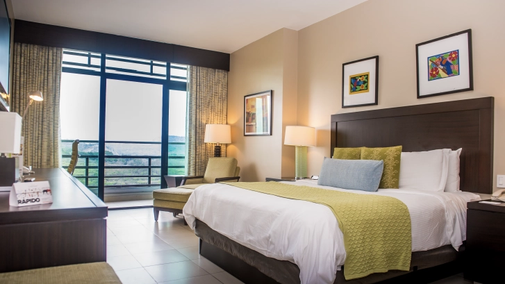 Cuentan con: Aire Acondicionado, TV, Tel&eacute;fono, Cafetera, Caja de Seguridad, Terraza, Compartimiento para equipaje.