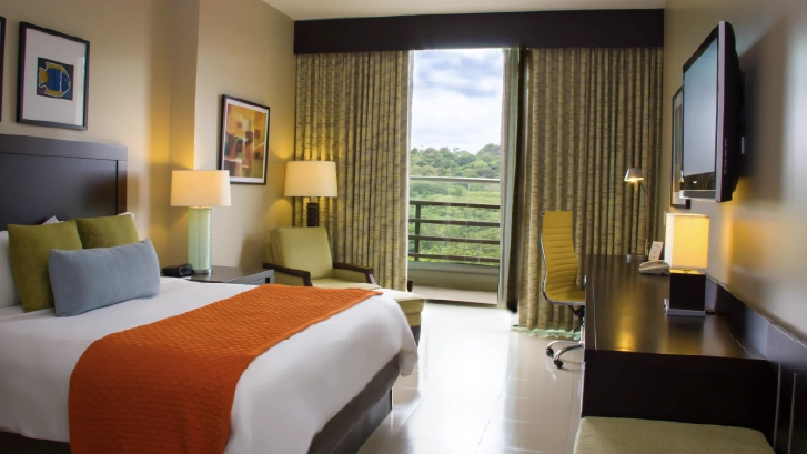 Cuentan con: Aire Acondicionado, TV, Tel&eacute;fono, Cafetera, Caja de Seguridad, Terraza, Compartimiento para equipaje.