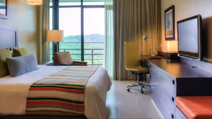 Cuentan con: Aire Acondicionado, TV, Tel&eacute;fono, Cafetera, Caja de Seguridad, Terraza, Compartimiento para equipaje.