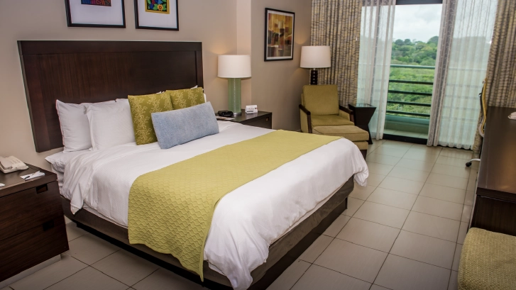 Cuentan con: Aire Acondicionado, TV, Tel&eacute;fono, Cafetera, Caja de Seguridad, Terraza, Compartimiento para equipaje.