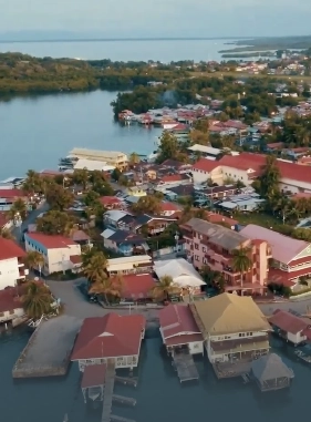 Bocas tiene 3 islas principales: Isla Col&oacute;n, Isla Carenero e Isla Bastimentos. La mayor&iacute;a de surfers y viajeros alternan su visita entre ellas
BOCAS DEL TORO