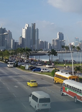 Es la v&iacute;a m&aacute;s moderna y ancha de la Ciudad de Panam&aacute;. Cuenta con seis carriles viales, una isleta central y dos malecones
Costo adicional
AVENIDA BALBOA