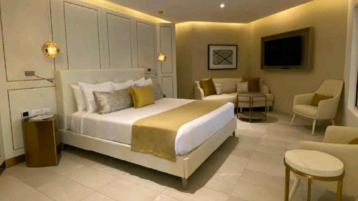 Cuentan con: Terraza, Ba&ntilde;o privado, Secador de pelo, TV, Wifi, Aire acondicionado, Minibar, Cajilla de seguridad