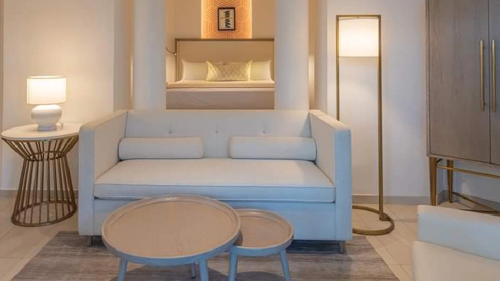 Cuentan con: Terraza, Ba&ntilde;o privado, Secador de pelo, TV, Wifi, Aire acondicionado, Minibar, Cajilla de seguridad