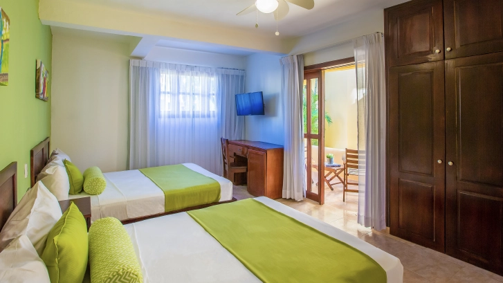 Cuentan con: Terraza, Ba&ntilde;o privado, Secador de pelo, TV, Wifi, Aire acondicionado, Minibar, Cajilla de seguridad