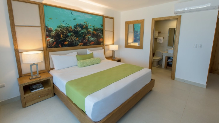 Cuentan con: Terraza, Ba&ntilde;o privado, Secador de pelo, TV, Wifi, Aire acondicionado, Minibar, Cajilla de seguridad