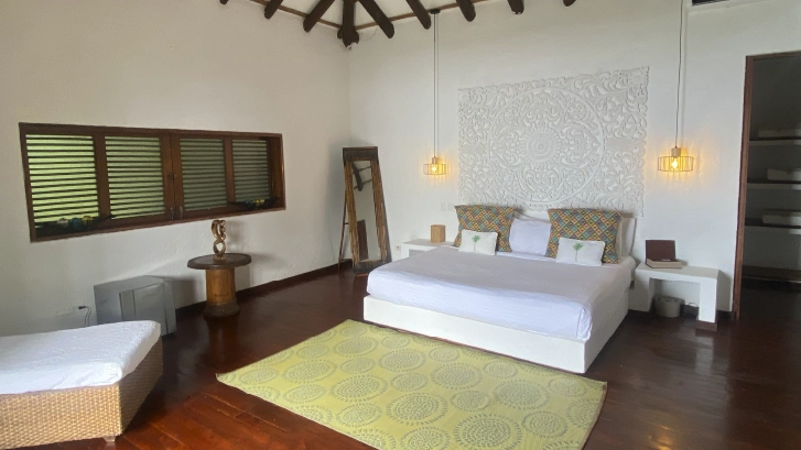 Vista parcial al mar,
acomodaci&oacute;n superior
cu&aacute;druple. 1 cama doble,
2camas sencillas.​
Habitaci&oacute;n aire