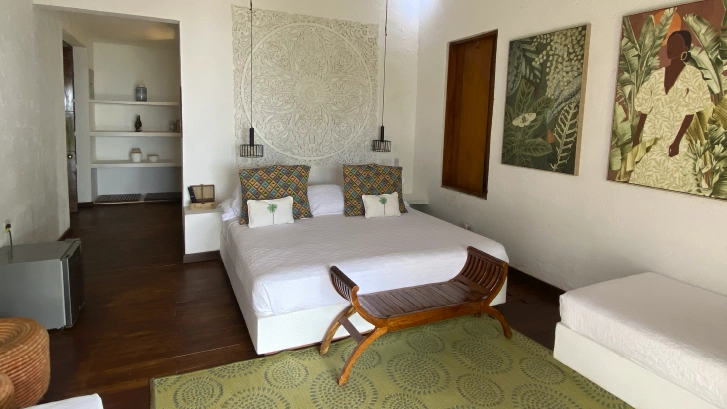 Vista parcial al mar,
acomodaci&oacute;n superior
cu&aacute;druple. 1 cama doble, 2
camas sencillas.​
Habitaci&oacute;n arena