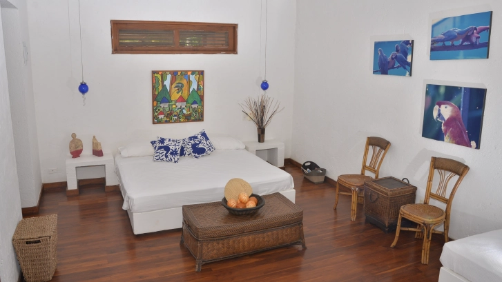 Vista parcial al mar,
acomodaci&oacute;n superior
cu&aacute;druple. 1 cama doble,
2camas sencillas.​
Habitaci&oacute;n tierra