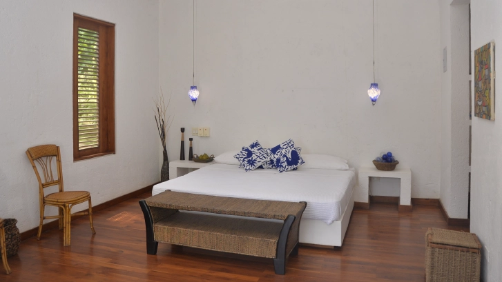 Ubicada en lo alto de la
monta&ntilde;a con una gran vista,
una Cama doble y 2 sencillas. ​
Habitaci&oacute;n acantilado