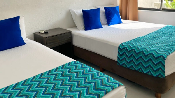 M&aacute;s amplia y confortable, con aire acondicionado, TV y ba&ntilde;o privado. Dise&ntilde;ada para quienes buscan mayor comodidad. Ideal para cuatro personas.
Habitaci&oacute;n superior cu&aacute;druple