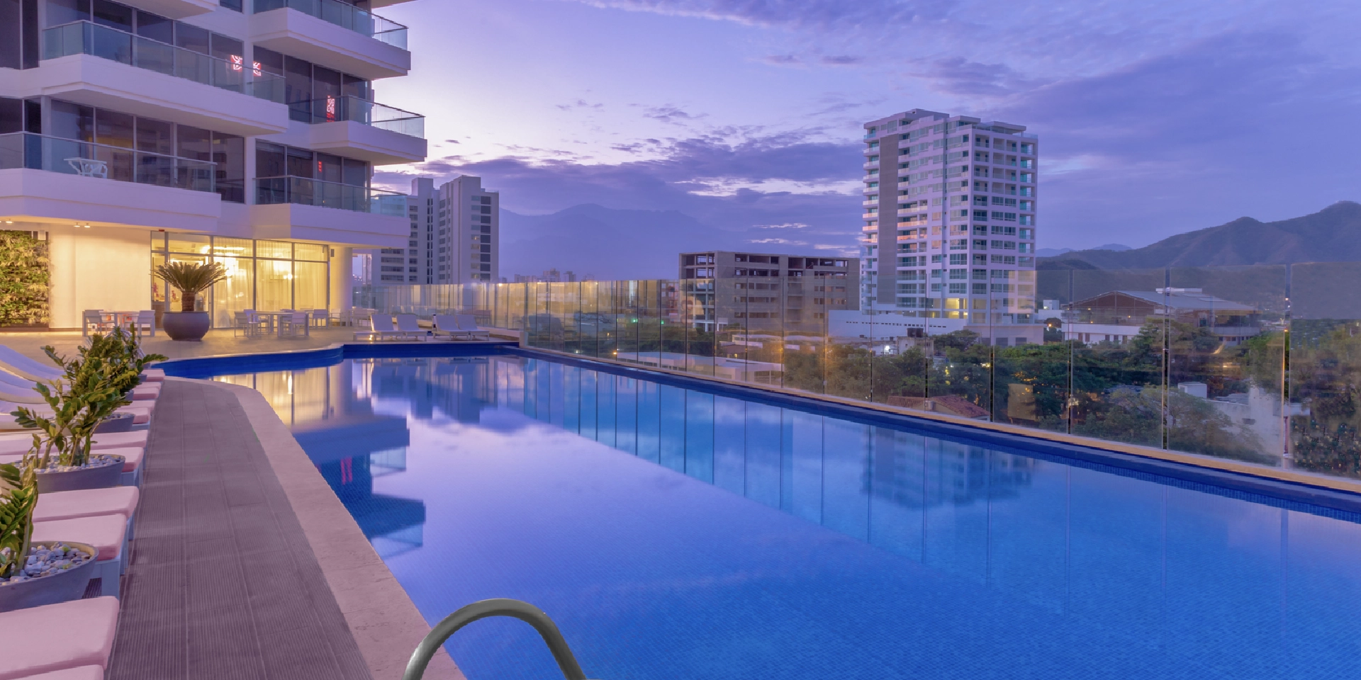 on-vacation-colombia-destination-santa-marta-hotel-acmarriott-pool-panoramic