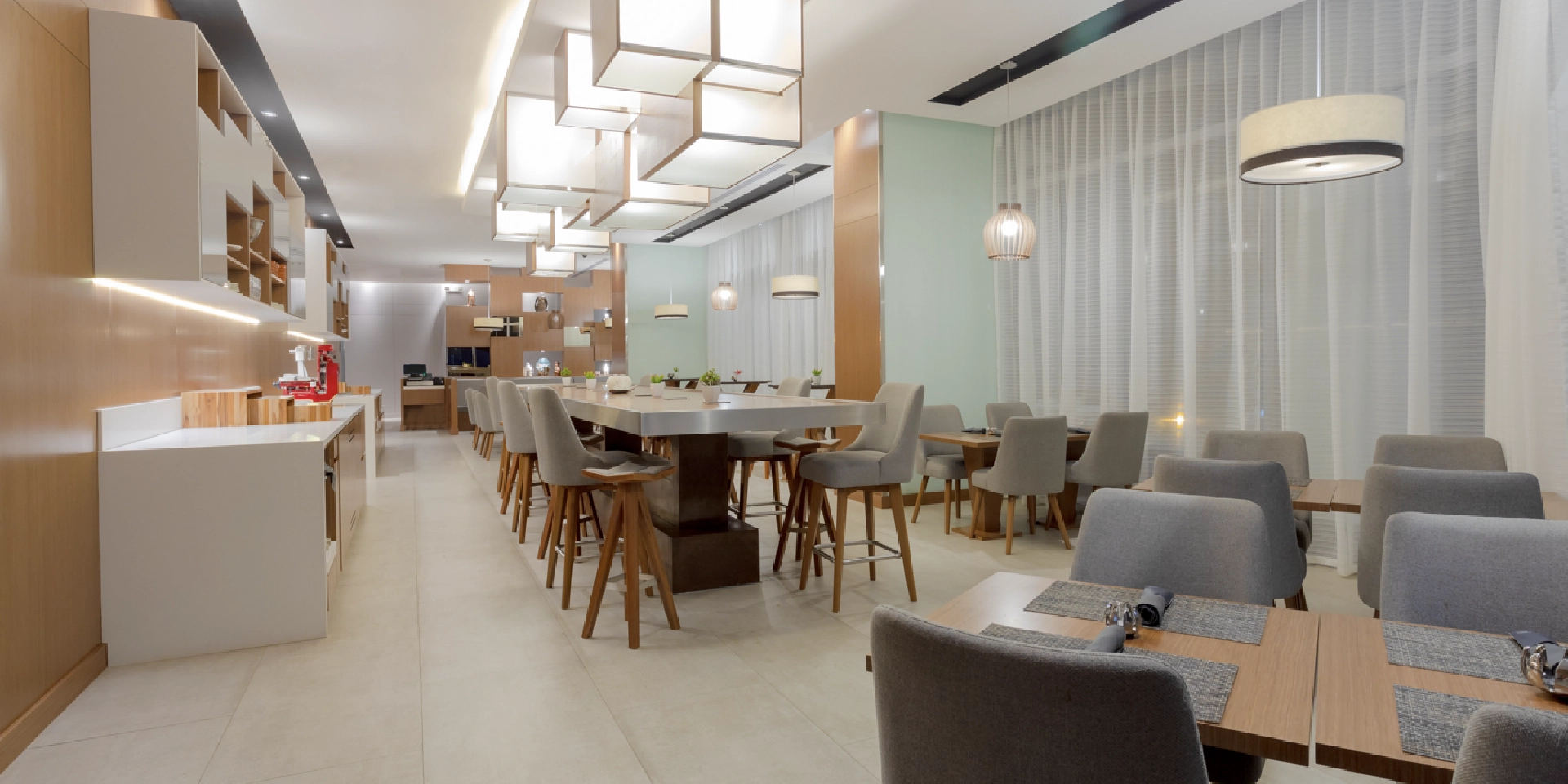 on-vacation-colombia-destination-santa-marta-hotel-acmarriott-restaurant-tables