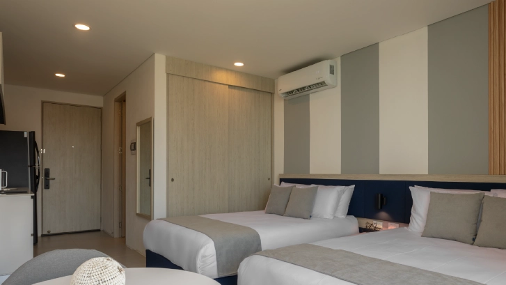 Cuentan con: con balc&oacute;n, cafetera, aire acondicionado, microondas, TV por cable, Wifi, mesa para planchar y plancha de ropa.
Acomodaci&oacute;n Triple