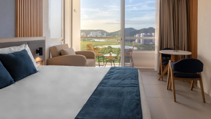 Cuentan con: con balc&oacute;n, cafetera, aire acondicionado, microondas, TV por cable, Wifi, mesa para planchar y plancha de ropa.
Habitaci&oacute;n Queen