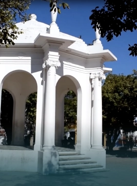 Situado en la zona rosa , el Parque de los Novios es un lugar pensado para la diversi&oacute;n, con una amplia oferta de bares, restaurantes y discotecas.
Costo adicional
PARQUE DE LOS NOVIOS