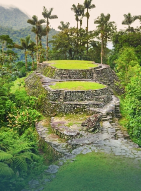 Este lugar no solo tiene un valor arqueol&oacute;gico, sino que tambi&eacute;n sigue siendo sagrado para los pueblos ind&iacute;genas de la Sierra Nevada, quienes lo consideran el coraz&oacute;n del mundo.
TIERRA PERDIDA