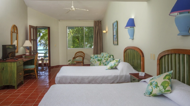 Cuentan con: TV v&iacute;a sat&eacute;lite, tel&eacute;fono, WiFi, caja fuerte y ba&ntilde;era o ducha.