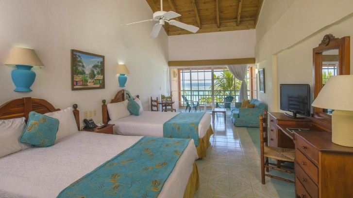 Cuentan con: TV v&iacute;a sat&eacute;lite, tel&eacute;fono, WiFi, caja fuerte y ba&ntilde;era o ducha.