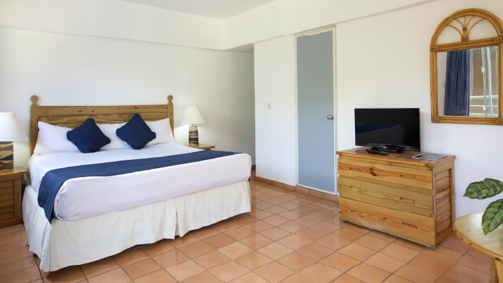 Cuentan con: TV v&iacute;a sat&eacute;lite, tel&eacute;fono, WiFi, caja fuerte y ba&ntilde;era o ducha.