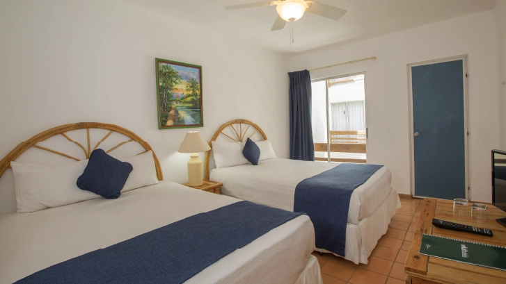 Cuentan con: TV v&iacute;a sat&eacute;lite, tel&eacute;fono, WiFi, caja fuerte y ba&ntilde;era o ducha.