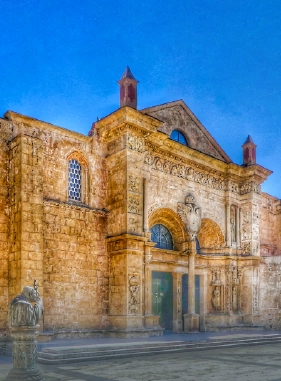 Es la parte m&aacute;s antigua de la ciudad, y por tanto muestra toda su historia. La parte colonial es una de las m&aacute;s visitadas y a pesar del paso de varios siglos, sigue mostrando la riqueza del pa&iacute;s pa&iacute;s.
CIUDAD COLONIAL SANTO DOMINGO