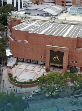 Es uno de los destinos comerciales m&aacute;s emblem&aacute;ticos de Bogot&aacute;. Ubicado en el  norte de la ciudad, es reconocido por su ambiente elegante y su amplia oferta de tiendas, restaurantes y entretenimiento.
Centro Comercial Andino: