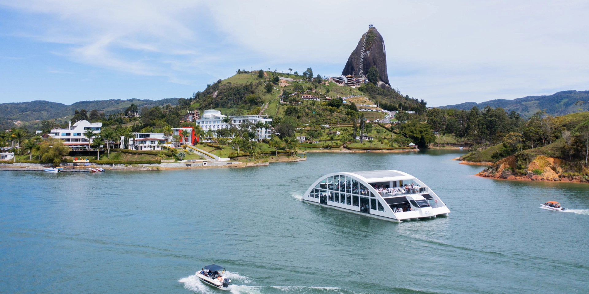 on-vacation-colombia-destination-guatape-hotel-los-recuerdos-embalse-hotel