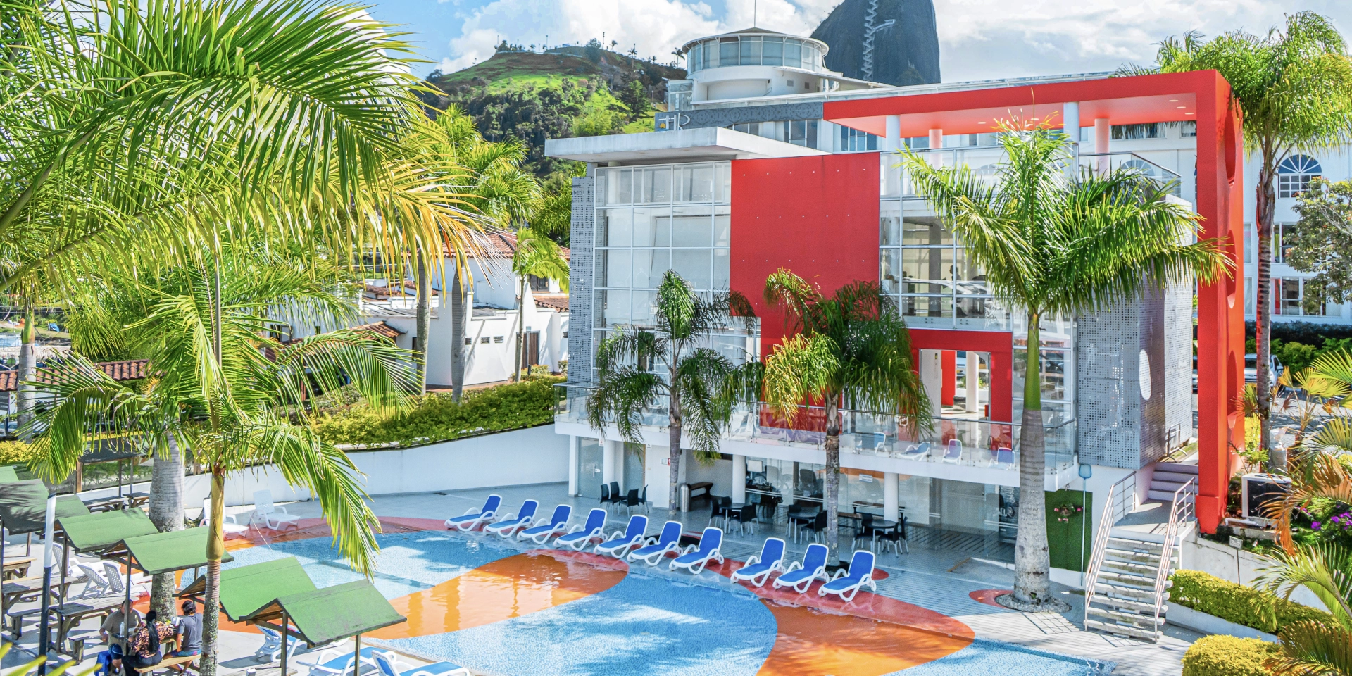 on-vacation-colombia-destination-guatape-hotel-los-recuerdos-hotel-facade