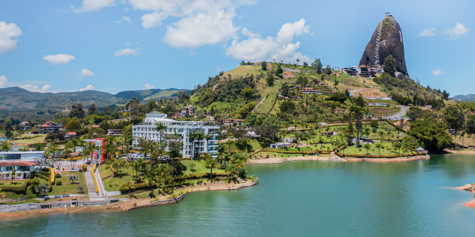 on-vacation-colombia-destination-guatape-hotel-los-recuerdos-hotel-piedra-el-peñon