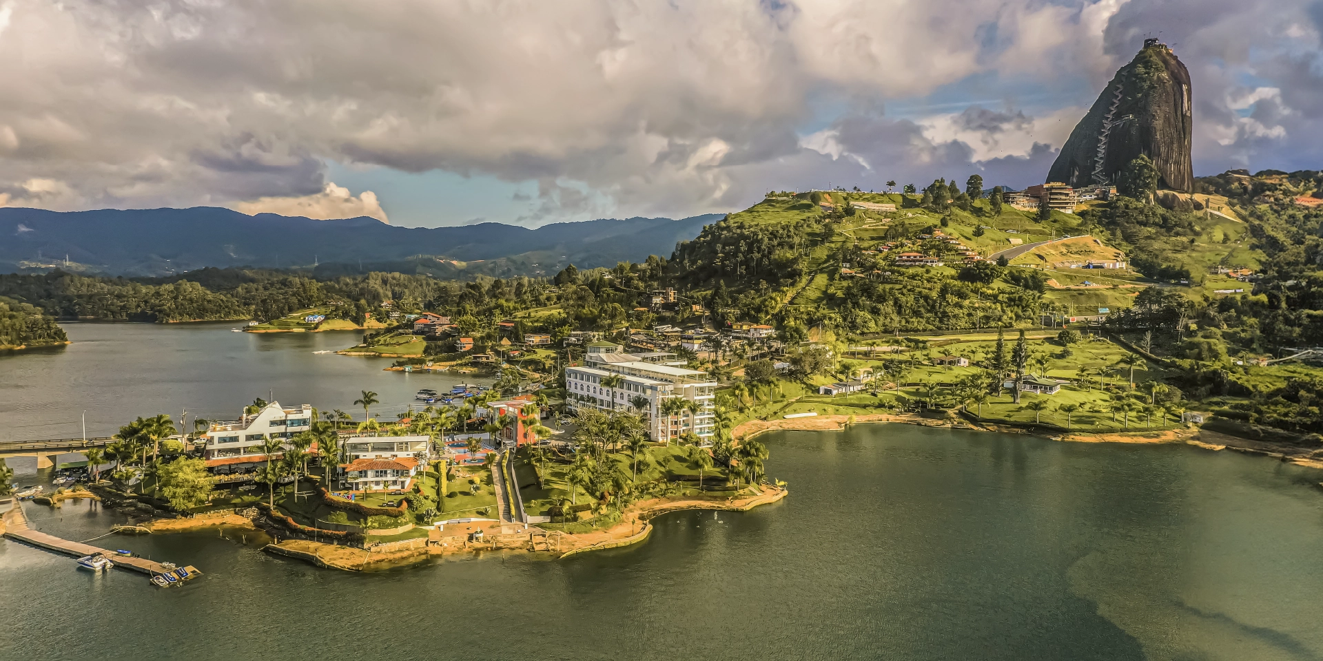 on-vacation-colombia-destination-guatape-hotel-los-recuerdos-panoramica