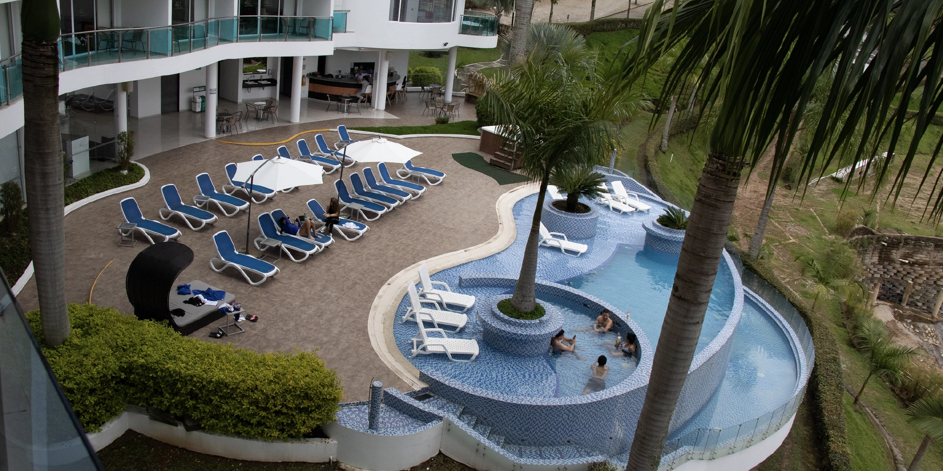 on-vacation-colombia-destino-guatape-hotel-los-recuerdos-asoleadoras-pool