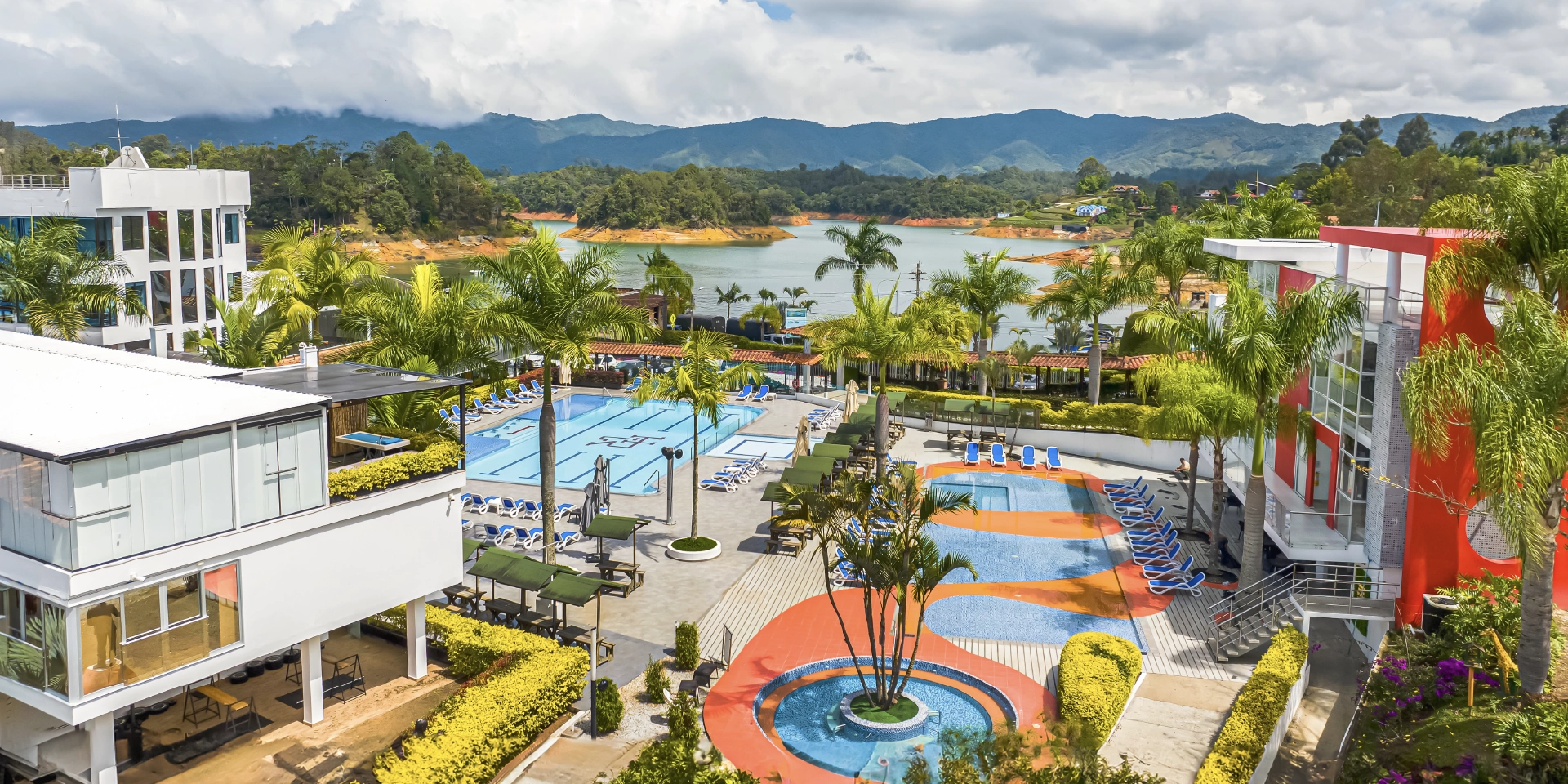 on-vacation-colombia-destination-guatape-hotel-los-recuerdos-pool-hotel-embalse