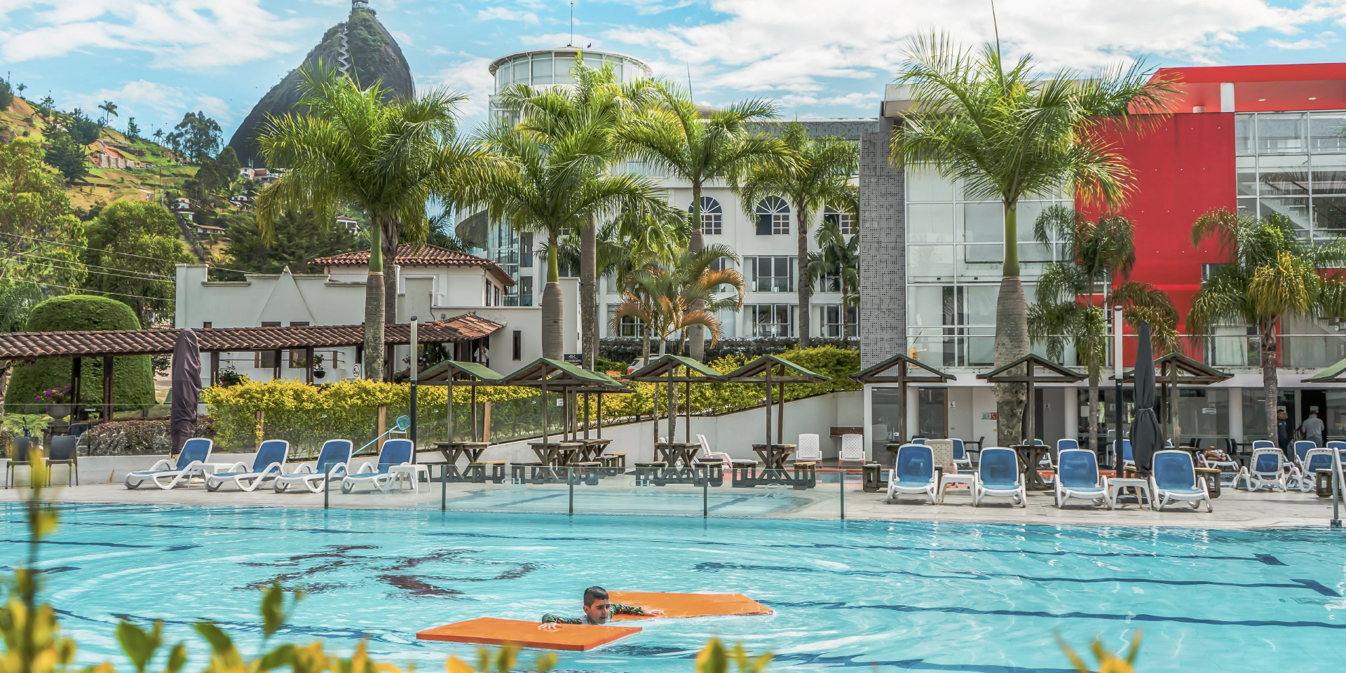 on-vacation-colombia-destination-guatape-hotel-los-recuerdos-pool