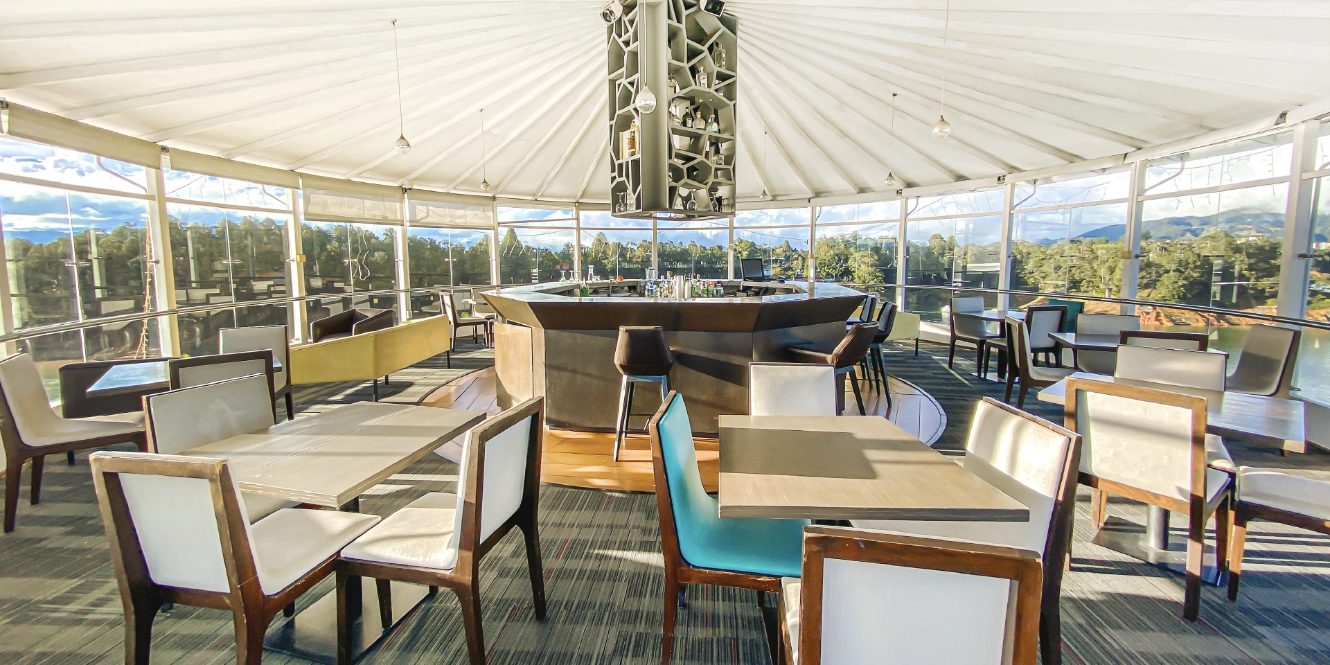 on-vacation-colombia-destination-guatape-hotel-los-recuerdos-restaurant-vista