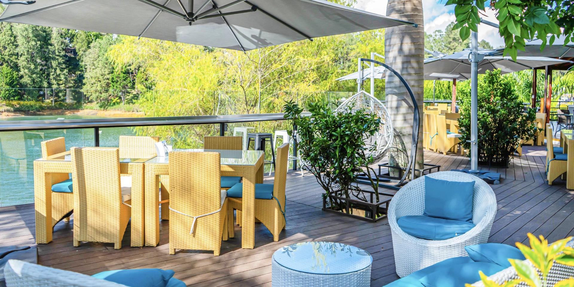 on-vacation-colombia-destination-guatape-hotel-los-recuerdos-terraza