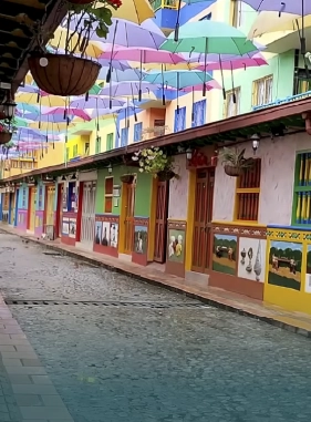 Un punto instagrameable para el recuerdo Costo adicional                Calle de las sombrillas