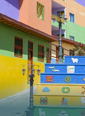Una calle que puedes recorrer en un tour a Guatapé. Costo adicional                Calle de los zócalos