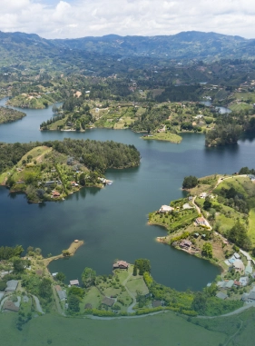 Un lago artificial donde puedes hacer deportes acuáticos como kayak, jet ski o paddle board.  Costo adicional                Embalse de Guatapé