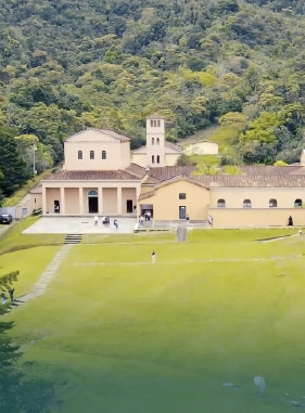Un monasterio benedictino donde puedes admirar a los monjes que se dedicaron a adorar a Dios y trabajar. Costo adicional                Monasterio Santa María de la Epifanía