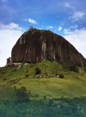 También conocido como “La piedra del Peñol”, es uno de los atractivos turísticos más importantes de Guatapé.  Costo adicional                El Peñól de Guatapé