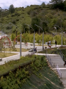 Es amplio, con   muchas actividades para la familia. Hay acceso al lago para pasar un rato agradable                Parque