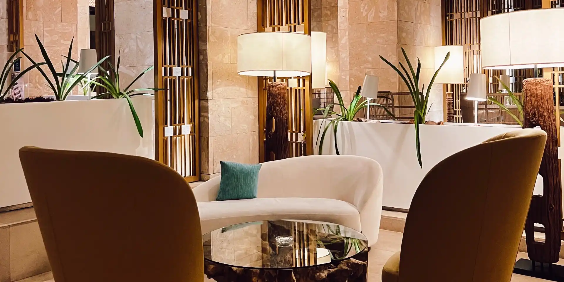 Interior hotel de lujo en Punta Cana con elegantes y c&oacute;modas sillas