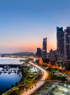 V&iacute;a m&aacute;s ic&oacute;nica de Ciudad de Panam&aacute;, bordeando la costa con impresionantes vistas al oc&eacute;ano
Avenida Balboa
