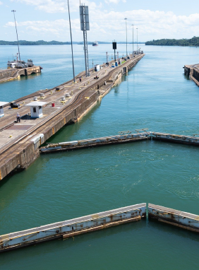 Conecta oc&eacute;anos y es clave para el comercio global.  Costo adicional
Canal de Panam&aacute;