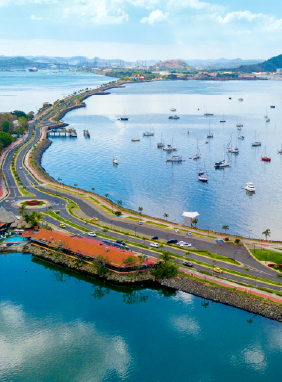 Un paseo esc&eacute;nico con vistas al Canal, restaurantes, ciclov&iacute;as y conexi&oacute;n con la Calzada de Amador y el Biomuseo.  Costo adicional
Cause Way de Amador