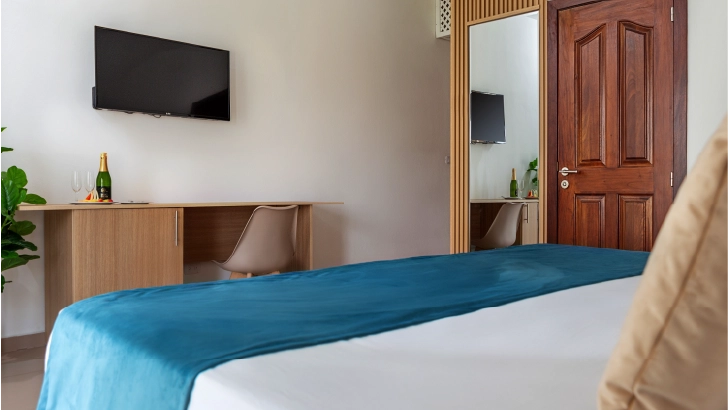 Cuenta con: cama King size, terraza, ba&ntilde;o completo, aire acondicionado, balc&oacute;n, WiFi, TV Plasma, Nevera, Ventilador de techo y Caja Fuerte.
Double Est&aacute;ndar