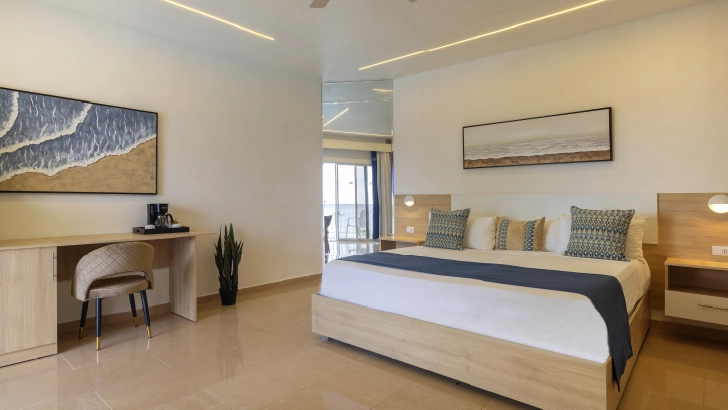 Cuenta con: cama King size, terraza, ba&ntilde;o completo, aire acondicionado, balc&oacute;n, WiFi, TV Plasma, Nevera, Ventilador de techo y Caja Fuerte.
Double Front Ocean View