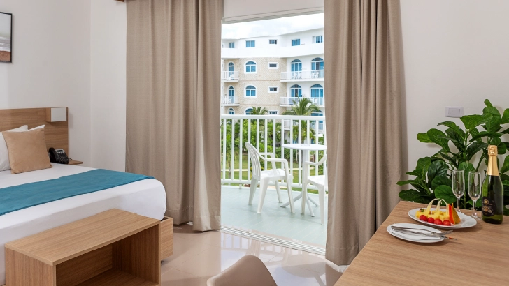 Cuenta con: cama King size, terraza, ba&ntilde;o completo, aire acondicionado, balc&oacute;n, WiFi, TV Plasma, Nevera, Ventilador de techo y Caja Fuerte.
Double Parcial Ocean View